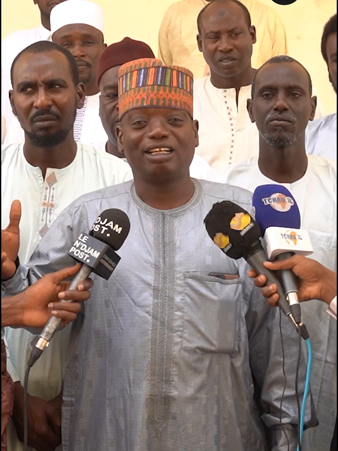 À N'Djaména, les habitants du quartier de Goudji (Kodo), situé dans la deuxième circonscription, ont protesté contre les déclarations du ministre de l'Aménagement du territoire, de l'Urbanisme et de l'Habitat, Mahamat Assileck Halata, devant la Chambre des parlementaires. Ce dernier aurait versé pour la deuxième fois des indemnités aux habitants du quartier pour compenser les pertes éventuelles liées aux opérations d'évacuation. Interrogés par le Ndjam Post, les habitants ont nié avoir reçu des sommes de la part du ministère, exigeant que le ministre détermine le sort de ce quartier dont l'histoire remonte à plus de 182 ans. #Tchad  احتجّ أهالي حي قجي (كودو) الواقع في الدائرة الثانية على تصريحات وزير استصلاح الأراضي والسكن والتمدن، السيد السليك حلاتة، التي أدلى بها أمام مجلس النواب، والتي قال فيها إنه قد دفع للمرة الثانية مبالغ مالية لسكان الحي تعويضًا عن الخسائر المحتملة جراء عمليات الإزالة. غير أن الأهالي نفوا استلامهم لأي مبالغ من الوزارة، مطالبين الوزير بتحديد مصير سكان هذا الحي الذي يعود تاريخه إلى أكثر من 182 عامًا.