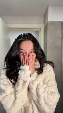 Hakkında hiçbir şey bilmediğim biriyle kör buluşmaya gidiyorum🥳 bu kez benden karakter olarak çok farklı ama bir o kadar şahane biriyle tanışıyorum. O kadar sevdim ki kendimi akışına bırakıp hiç tanımadığım birileriyle buluşmayı, zihin açıcı muhteşem bir deneyim oluyor bu süreç 🫶🏻🫠*reklam ya da işbirliği yok