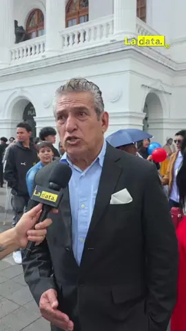 #Tendencia Fervor ciudadano abraza a Noboa y a Quito con Música, color y danzas.  Con una muestra de unidad y fervor, este martes diversos colectivos ciudadanos, desde dirigentes barriales hasta transportistas y unidades educativas, se unen hoy en la tradicional Serenata Quiteña al presidente Daniel Noboa.  ​Bandas de pueblo y danzantes llenan las calles del centro histórico de música y color, extendiendo un emotivo saludo a Quito y al presidente Daniel Noboa. El evento se convierte en un poderoso abrazo musical al país, donde miles de voces cantan fervientemente, celebrando la identidad nacional y la esperanza en un solo corazón.  @ladataec 👈  #ladata #TendenciaPolítica #LíderesDeQuito #SerenataQuiteña 