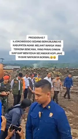Ir. JOKOWIDODO SEDANG MELIHAT WARGA YANG TERDAMPAK BENCANA PADA TAHUN 2024 LALU.  #beritaviral #bencanaalam #jokowi #viraltiktok #video 