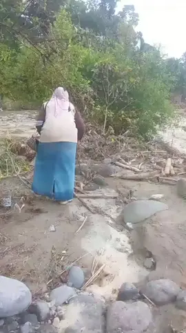 kakak dan istri korban dari perwira Angga masih berusaha mencari jenazah