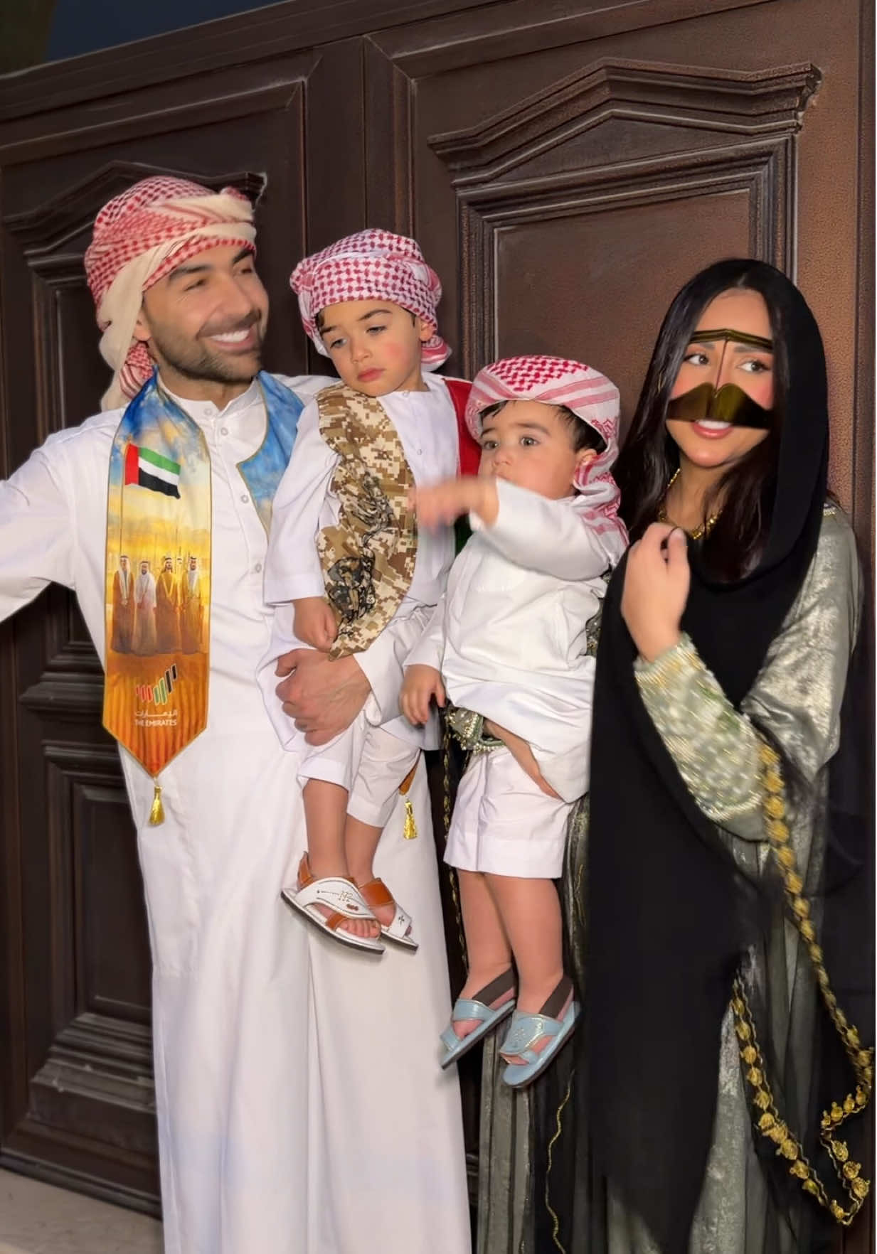 اهل الامارت وينكم 🤍 كل عام وانتو بخير يا اهل  الامارات نحبكم   🇦🇪🤍 #عقيل_الرئيسي #فرح_الهادي #ادم_الرئيسي #نوح_الرئيسي #الامارات 