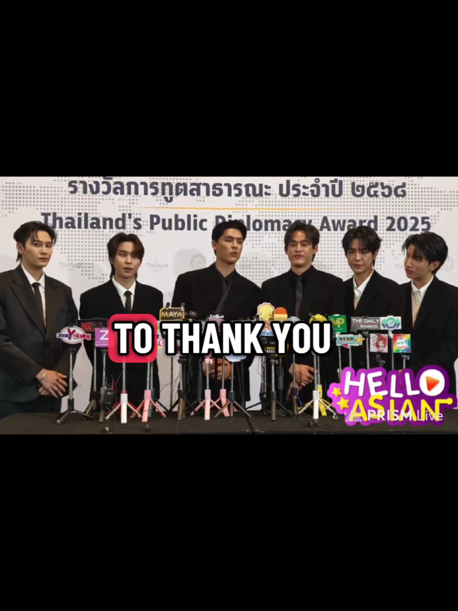 🐧: Joss speaks English very well. 🐻: Well, you’re half American. 🐧: I want you to speak too. 🐻: You want me to speak too? JOSSGAWIN AT TPDA2025 #GMMTVxTPDA2025 #JossGawin 😂#PublicDiplomacyAwards2025 #ThailandFoundation #foryou 