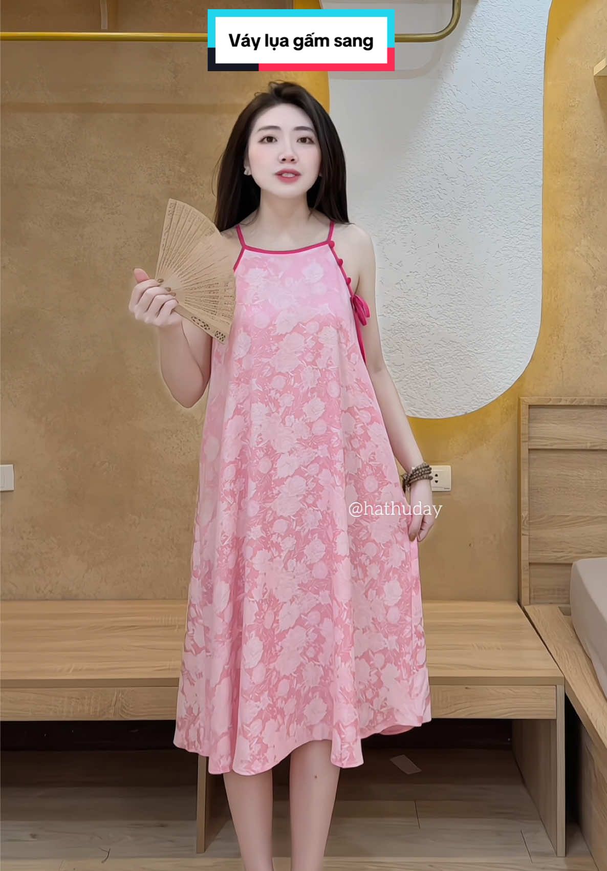 Váy lụa gấmm cổ yếm sang