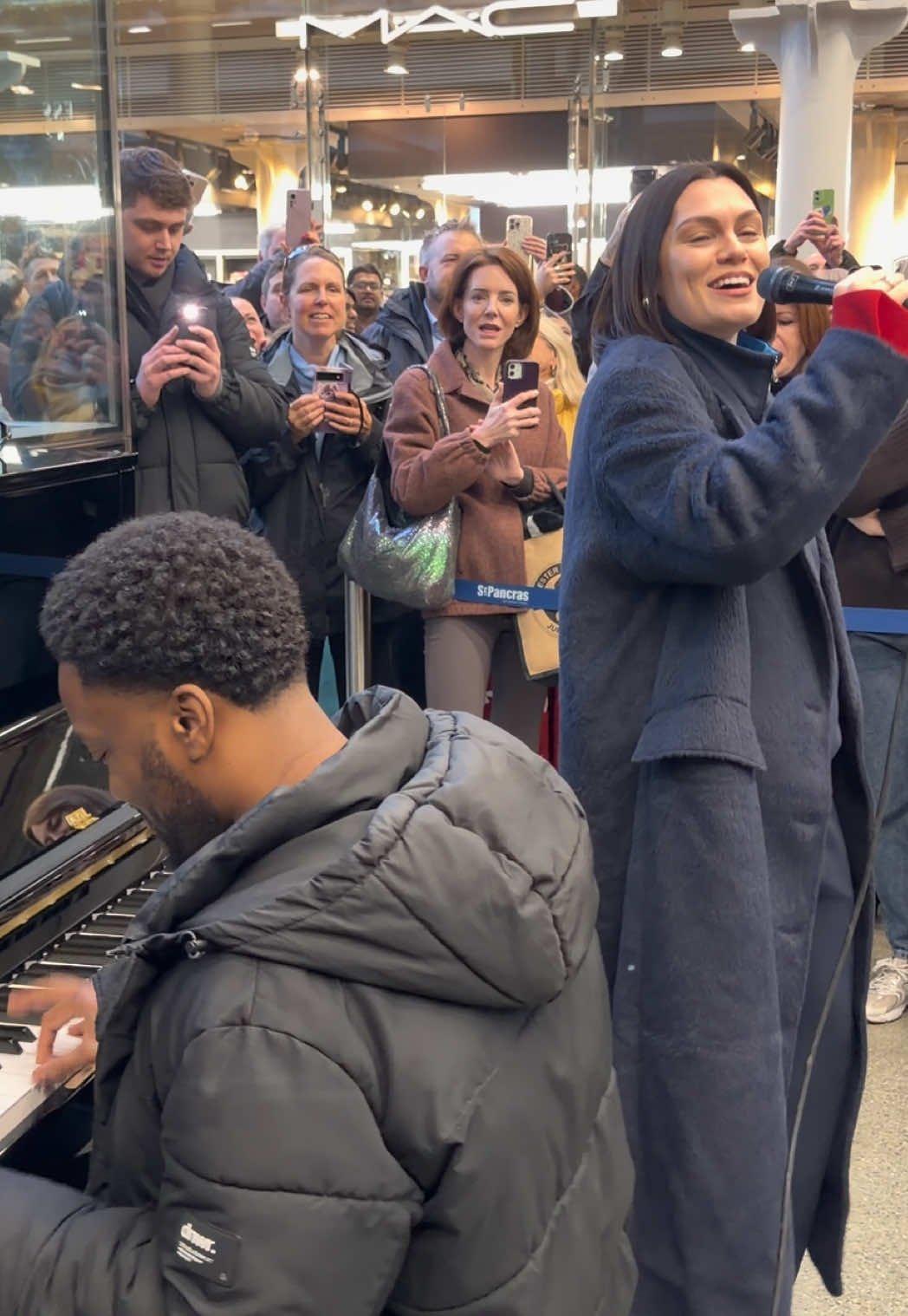 wow @JessieJ surprises commuters at @stpancras_highspeed station today and performs “Price Tag” + amazing new songs from her new album including “The Award Goes To” and “I’ll Never Know Why”. Insanely good 👌 #jessiej #stpancrasinternational 
