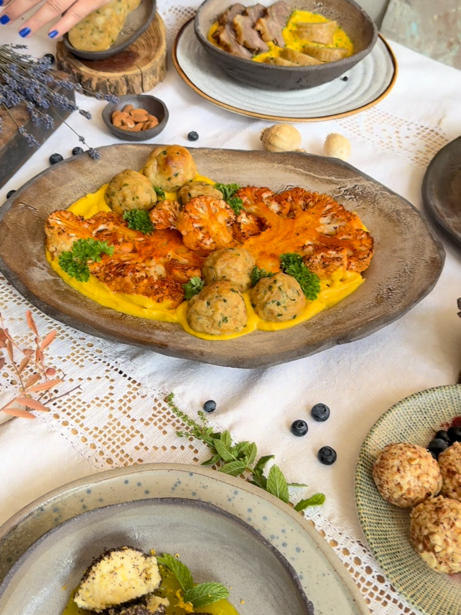 Egy új és izgalmas hírrel jelentkezünk: elkészült a Sóbors első szakácskönyve, az Egy asztalnál! Hogy miben más ez a könyv? Tíz komplett menüt rejt, rengeteg időspórolós trükköt, maradékmentést, ráadásul hagyományos és vega recepteket. Hogy a főzés öröm legyen, és végül mindenki jót falatozzon az asztal körül. Mert együtt enni mindig jobb. Akkor is, ha mást eszünk. Már előrendelhető: https://www.indapresskiado.hu/products/egy-asztaln-l A fotózáshoz a különleges helyszínt a @frame4studio biztosította.  #sobors #EgyAsztalnál #SóborsSzakácskönyv #VegánÉsHagyományos #FőzzünkEgyütt