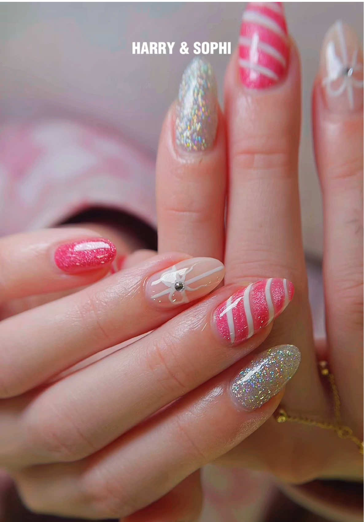 Christmas vibes right at your fingertips 💗  #harryandsophi #gowithsophi #polishednailsok #christmasnails @The Polished Shop @Harry and Sophi 