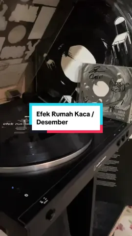 Aku selalu suka sehabis hujan dibulan Desember ❤️🌧️ @Efek Rumah Kaca  #efekrumahkaca #desember #desemberefekrumahkaca #piringanhitam #musik 