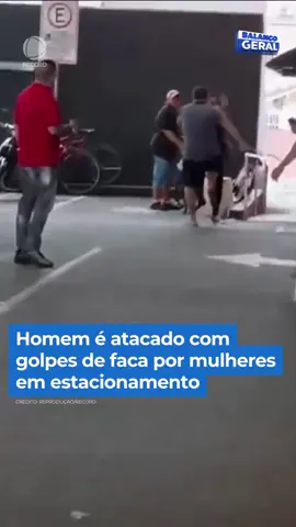 O crime aconteceu no estacionamento de um supermercado. A polícia disse que a confusão começou por causa de uma discussão na porta do banheiro. As mulheres disseram que o homem avançou para cima delas e entrou em luta corporal. Uma das mulheres sacou uma faca e reagiu. O homem de 43 anos foi atingido na perna, no braço e na cabeça e está internado em estado grave. As duas mulheres, de 28 e 42 anos, foram presas em flagrante por tentativa de homicídio. Isso aconteceu em Balneário Camboriú, Santa Catarina. 👉 Veja os flagrantes do #BalançoGeral em R7.com/balancogeral 