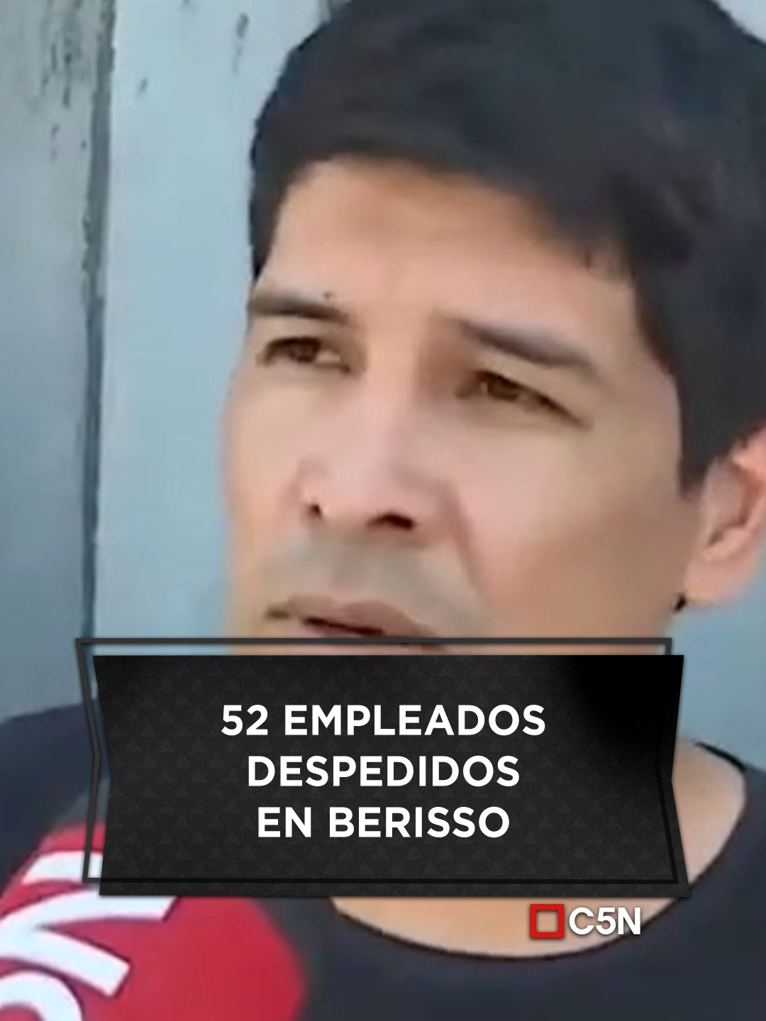 ⚠️ 52 EMPLEADOS DESPEDIDOS EN BERISSO 🏭 Una empresa metalúrgica le cerró las puertas a sus trabajadores y hace dos meses que no les paga el sueldo. Aseguran, además, que los dueños 