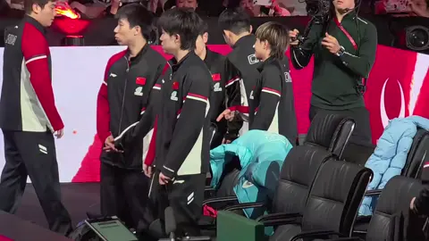 Hahahaha, Yidi mời Sa ngồi hàng ghế đầu nhưng bị từ chối.🤣🤣 rồi ẻm đi ngang qua chạm vào áo khoác của anh trai thế là các chỉa hét lên rồi có người chọc là : Chạm vào quần áo thì có gì sai? Xiaosha: Tôi thậm chí còn mặc quần áo của anh ấy trước đây.🤭🤣🤣🤣🤣🤣#wangchuqin #sunyingsha #shatou #tabletennis #xuhuong 