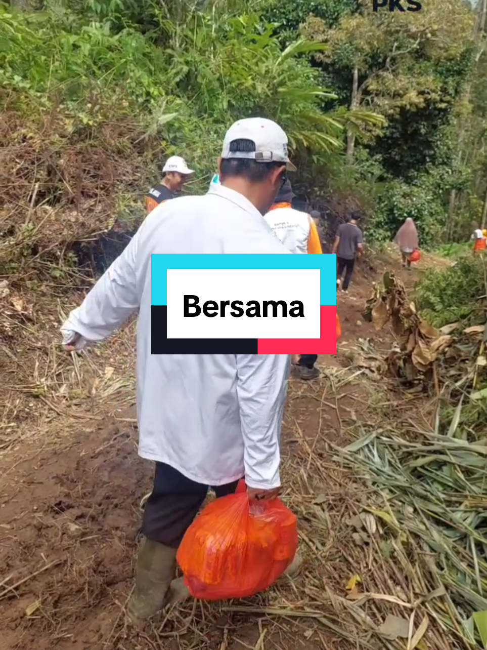 Dengan semangat kebersamaan, kita pasti bisa melakukan banyak hal..SEMANGAT.. #TanggapBencana ,#RelawanPKS ,#SumbarBerduka ,#PKS,#pkstanahdatar 