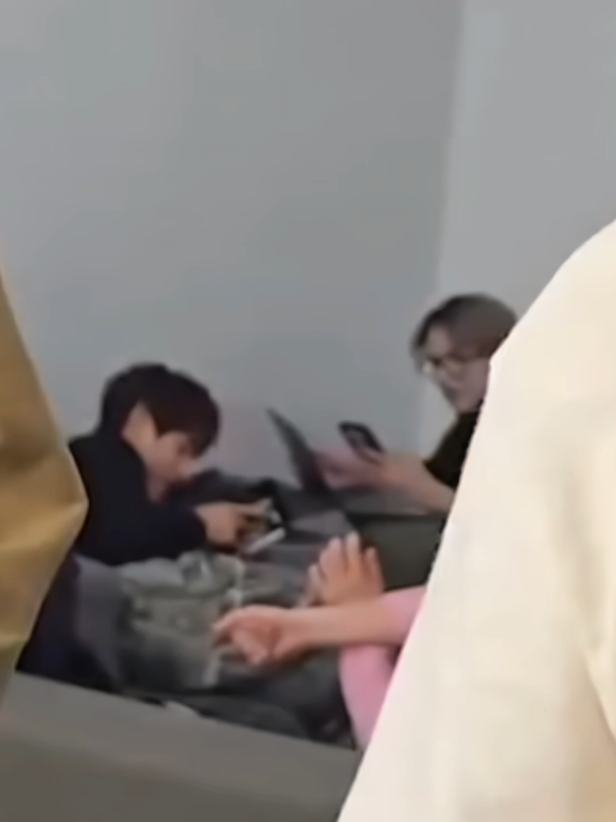 -บ่ายถือเค้กเสร็จรอรับมาคอน? -ระหว่างรอตี๋ขึ้นคอนก็เอางานมาทำรอเขาเลยดิหมวย เลยหรอออ น้องสิงห์บอกโมเม้นท์โอมากาเสะ5555 สิงห์มีอะไรบอกพี่ไหมลูกกกก #นัทฮง #nuthong 