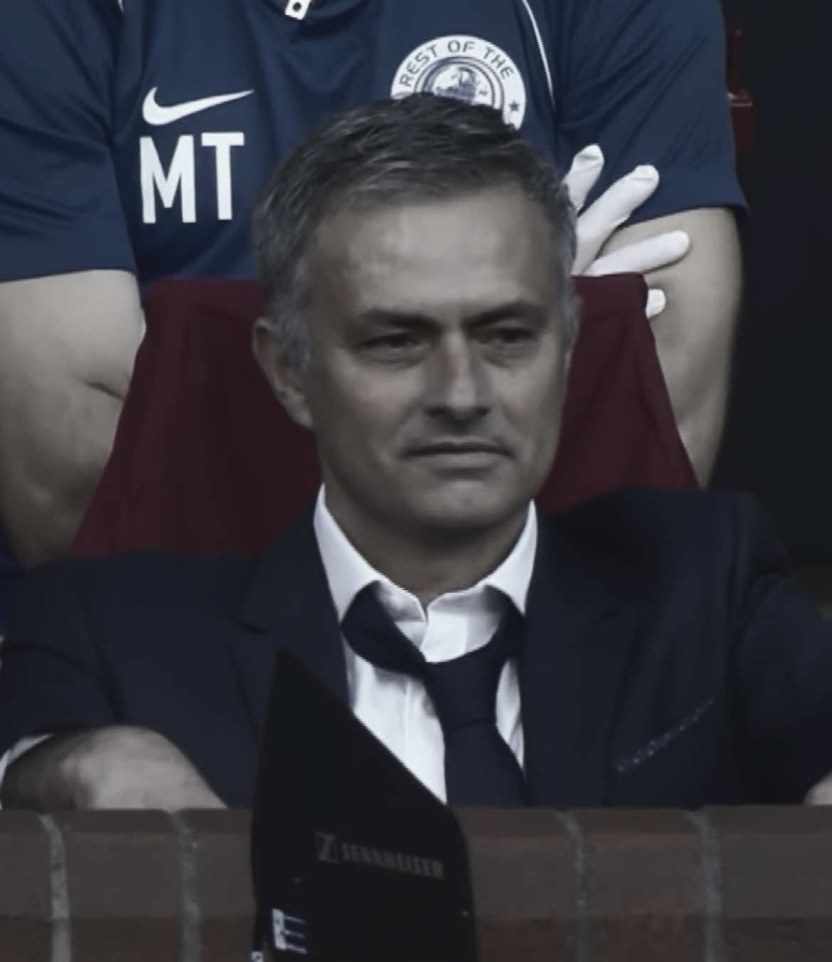Mourinho non riesce a stare solo in panchina nemmeno quando la posta in gioco è una semplice amichevole. In questo match tra selezioni di FIFA Legends, il contropiede sta per partire e lui vede la sua squadra completamente scoperta. Invece di limitarsi a urlare indicazioni, José fa la cosa più 