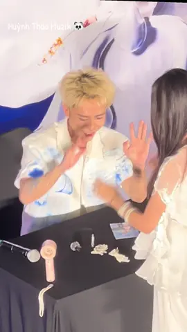 Oke a là vàng bạc châu báu nên a giữ thân như ngọc vậy đó 🤩🤩 #myidol #QuangHungMasterD #fansign #xuhuongtiktok 