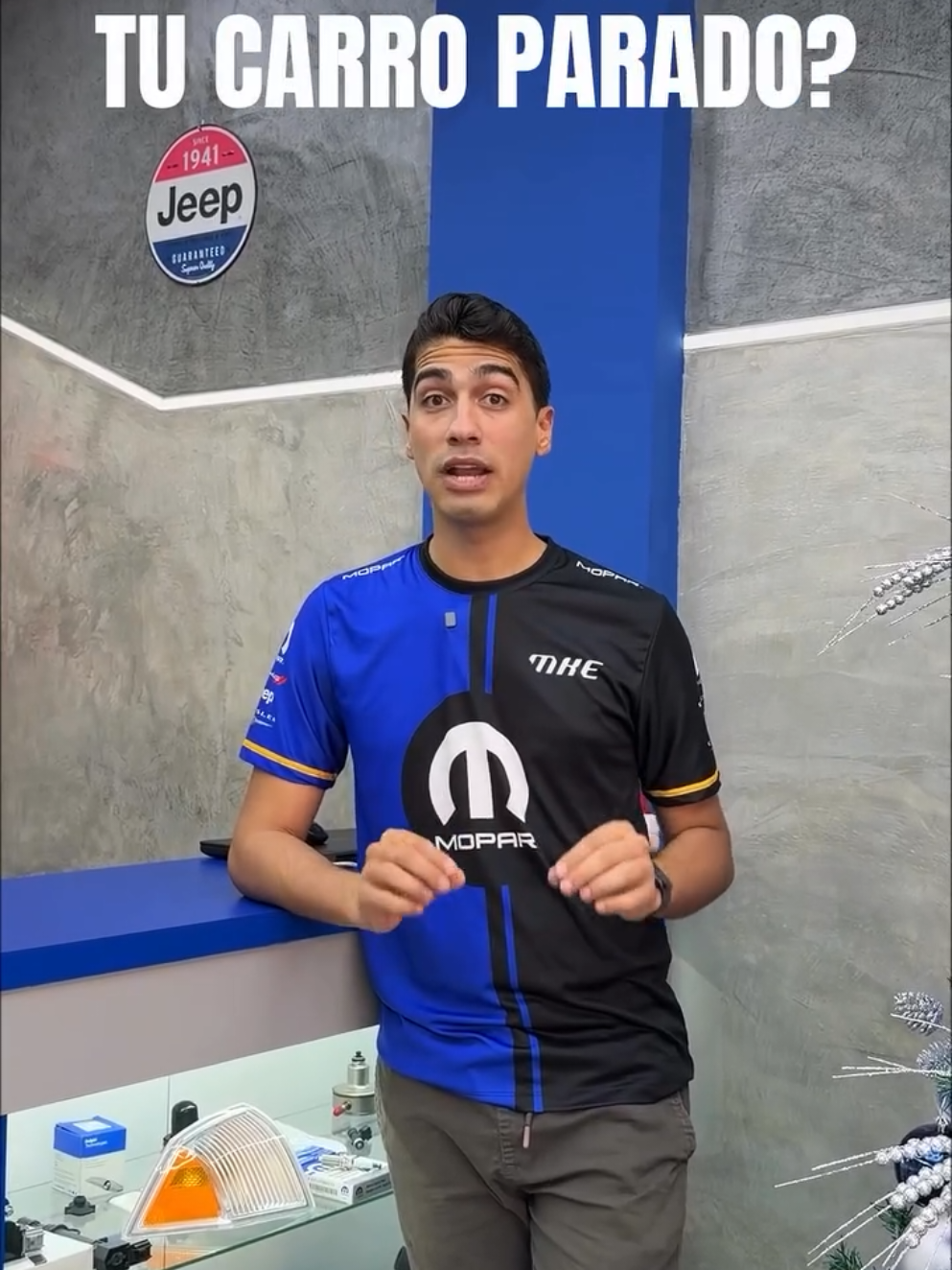 Es común que en estas fechas los viajes largos se avecinen, pero es importante que tomes en cuenta el tiempo que dejarás estacionado tu carro para que no sufra daños mayores. Te dejamos algunas recomendaciones: Considera retirar la batería y guardarla en lugar fresco si las temperaturas son extremas. Llena el tanque de gasolina por completo para minimizar la condensación. Añade un estabilizador de combustible y conduce brevemente para que circule. Cambie el aceite y el filtro antes de guardar el carro para eliminar contaminantes. Verifica que todos los niveles de fluido estén correctos. Aumenta ligeramente la presión de los neumáticos para prevenir deformaciones. Evita usar el freno de mano ya que las pastillas pueden pegarse. ¿Que otro tip agregarías? #fyp #destacame #creatorsearchinsight #fyppppppppppppppppppppppp #repuestos 