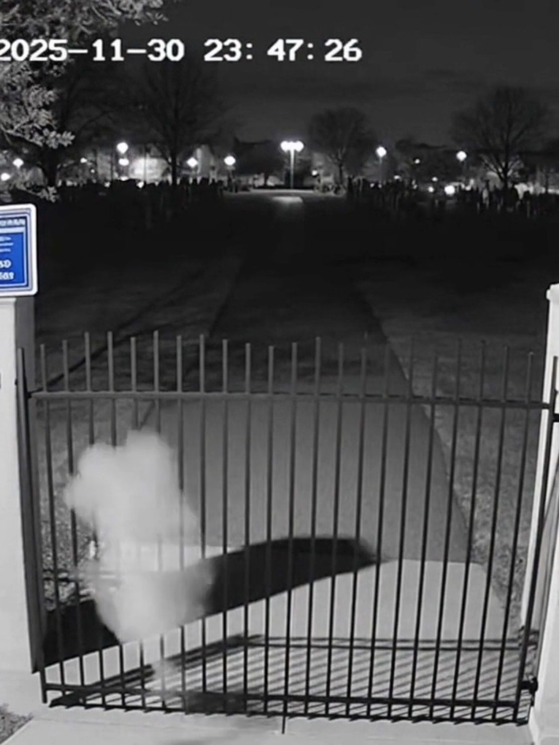 Câmera de segurança capturou algo sinistro na noite de ontem #viral #cctv #ghost #scary #fantasmas 