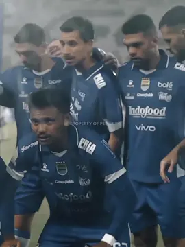 Sepak bola adalah romantis cinta paling nyata, dia memaksa meneteskan air mata dan senyum secara bersamaan . #persib #persibbandung #persibday #persibjuara #bobotoh 