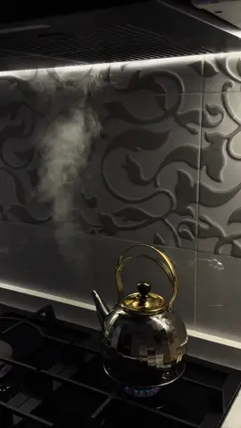 - الشَّايُ رَفِيقُ اللَّيالِي الهَادِئَةِ .