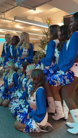The Dallas Cowboys Cheerleaders spread holiday joy in 30 Rock.❤️