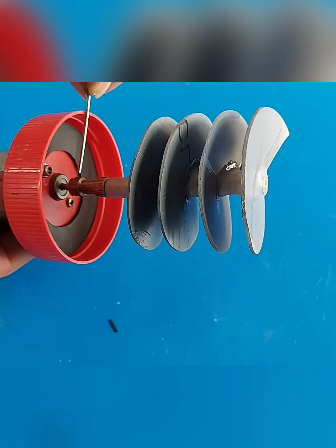 Cuesta creerlo, pero es real_ incluso una botella de plástico puede servir para bombear agua. #hechoamano #tecnología #invención #descubrimiento #conocimiento