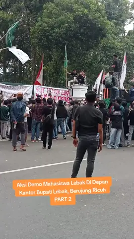 Sejumlah mahasiswa di Kabupaten Lebak melakukan aksi demonstrasi memperingati perayaan hari ulang tahun (HUT) Kabupaten Lebak ke-179. Aksi itu berakhir ricuh. Mahasiswa dari organisasi Gerakan Mahasiswa Nasional Indonesia (GMNI), Pergerakan Mahasiswa Islam Indonesia (PMII) dan Keluarga Mahasiswa Lebak (Kumala) menyampaikan sejumlah catatan buruk yang masih menjadi pekerjaan bagi pemerintah Kabupaten Lebak. Mereka menilai masalah infrastruktur, kesehatan, pendidikan, hingga indeks perkembangan manusia (IPM) dan aktivitas tambang luput dari perhatian. #lebakruhay #lebak #banten#fyppppppppppppppppppppppp #fypシ゚viraltiktok 