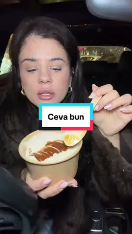 Crumble cu măr și caramel de la târgul de Crăciun din rondul Alba Iulia. Fabulos. De mult n-am mai mâncat ceva atât de bun! ✨🍏🍮” #viral_video #fyp #food #targdecraciun #foody 