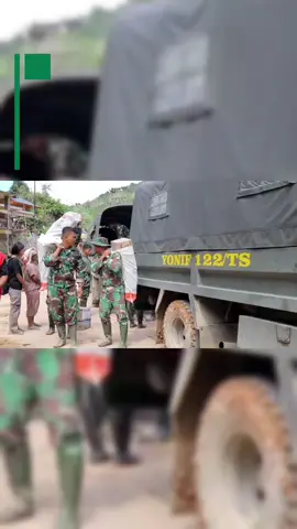 Akses jalan yang tertutup longsor akibat bencana banjir dan tanah longsor di sejumlah wilayah Sumatera Utara membuat pasokan logistik terhambat. Menyikapi kondisi tersebut, Danyonif 122/TS Letkol Inf Wahidin Sobar S.Sos., M.Sc. mengerahkan personelnya untuk menjemput bantuan logistik dari titik bongkar dengan cara dipikul melalui jalur darat bersama masyarakat di Kecamatan Sitahuis, Kabupaten Tapanuli Tengah, Selasa (02/01/2025). Personel Yonif 122/TS bersama warga saling bahu membahu membawa bantuan guna memastikan kebutuhan pangan dan air bersih segera sampai kepada warga terdampak yang masih terisolir. Sebelumnya, bantuan sempat tertunda akibat cuaca buruk dan akses jalan yang tertimbun longsor. Bantuan kini telah tiba di beberapa desa, termasuk Desa Mompang, Aekraisan, Nagatimbul, dan Mardame. Upaya ini diharapkan terus mempercepat pendistribusian logistik ke seluruh wilayah terdampak. #prabowo #tni #indonesia 