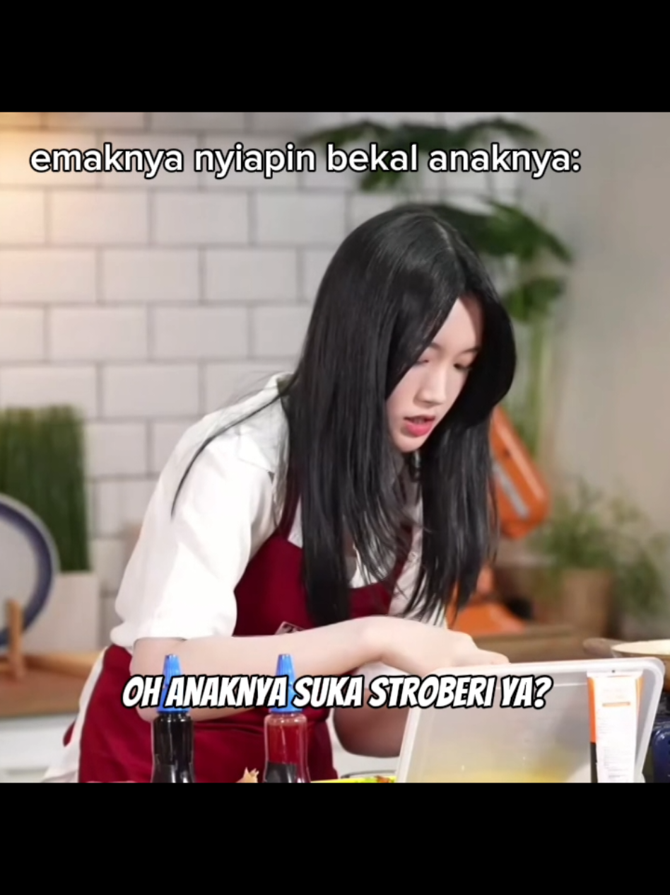 Delynn: stroberi kasih banyak karena semuanya suka stroberi  Erine: oh anaknya suka stroberi ya? Delynn: iya kayak maminya kelihatan dari muka anaknya suka banget bund @jkt48.delynn  #delynnjkt48 #jemimajkt48 #jkt48 #jokes 