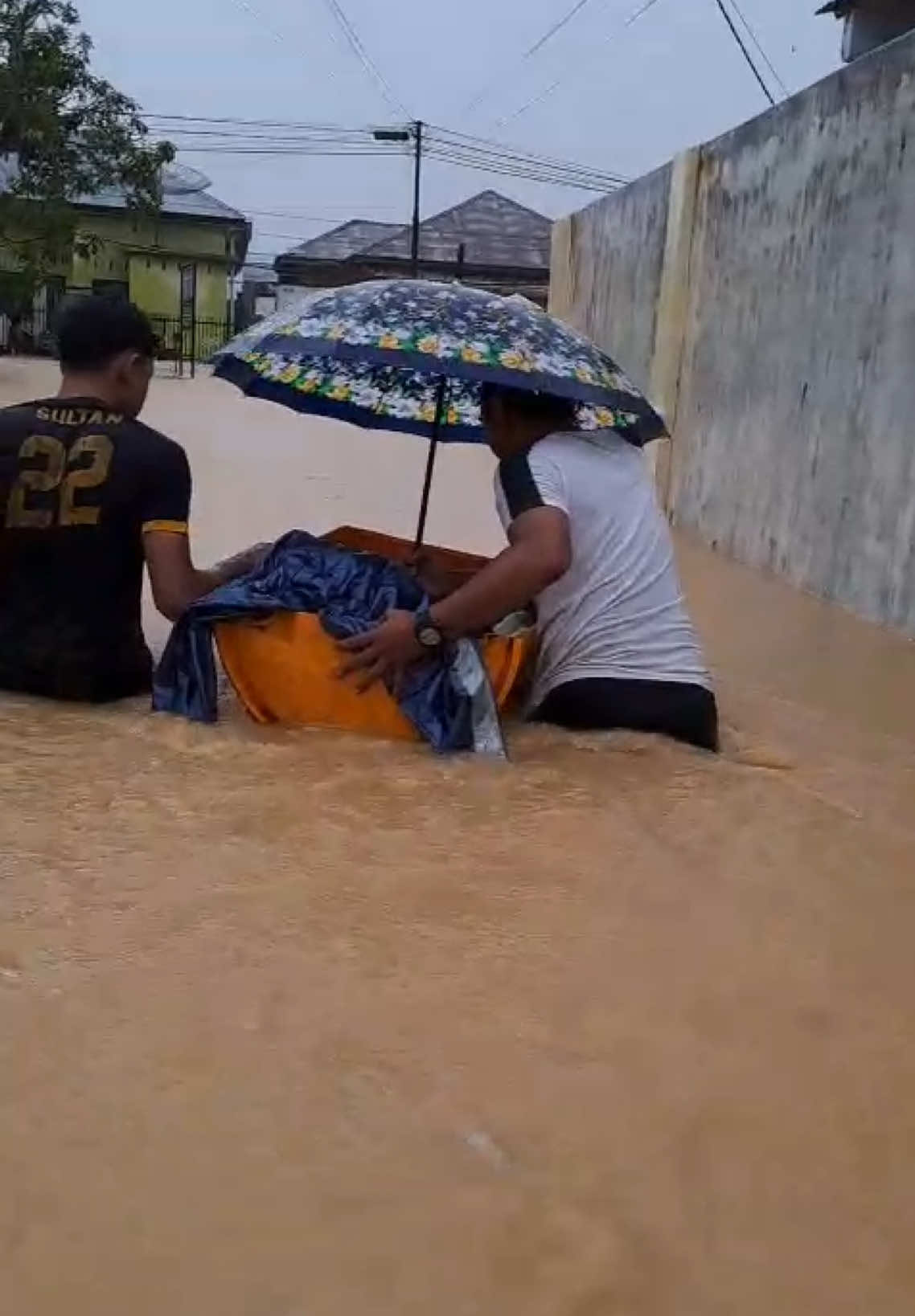 Evakuasi keponakanku saat banjir menggunakan drom yang di belah menjadi 2💔😭 Kota Langsa, (26 November 2025) #PrayforAceh #PrayforSumatera #Banjir #Aceh #BanjirBandang #KotaLangsa #BanjirAceh #BanjirBandangAceh #Banjir #Indonesia #Evakuasi #Bayi #EvakuasiBayi #Fyp #fypp #fyppppppppppppppppppppppp #fypage #Indonesia #BencanaAlam #AcehBerduka #IndonesiaBerduka #ForYou #TiktokViral #tiktok 