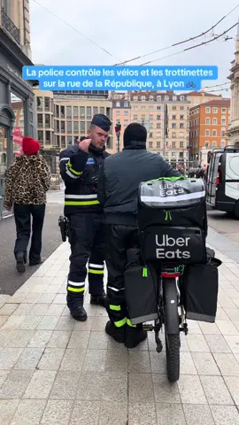 Pour contrer l’effet « autoroute à vélos » de la rue de la République, la Ville de Lyon a organisé une opération « pédagogique » avec sa police municipale. Grégory Doucet était présent. #lyon #actulyon #police #pourtoi 
