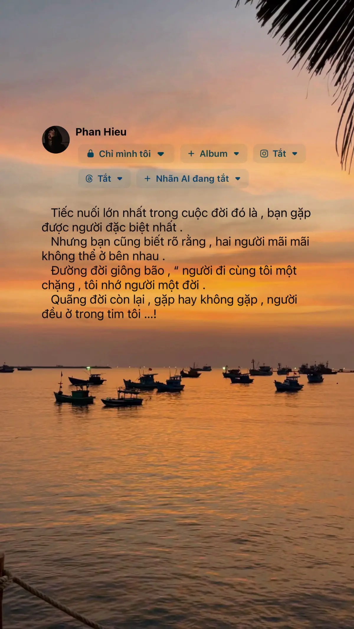 Có những mối tình như ngọn gió, thoảng qua đời nhau, mang theo hương vị của những ngày xưa cũ nhưng lại chẳng thể giữ lại mãi mãi. Đôi lúc, yêu thương không phải là cứ nắm chặt bàn tay, mà là buông nhau ra để cả hai được tự do, được trở về nơi vốn thuộc về mình.       Em, như một bản nhạc dịu dàng vang lên trong những ngày u ám của anh, mang theo chút ánh sáng, chút hy vọng.    Nhưng cũng chính em, là nốt trầm đượm buồn khi bản nhạc ấy đến hồi kết... Có lẽ chúng ta đã cố gắng nhiều, cố gắng đến mức mỏi mệt, để rồi nhận ra rằng sự cố chấp chỉ làm đau cả hai.    Trả lại em về với yên bình...Để em có thể sống những ngày không còn phải nặng lòng vì anh, không còn phải loay hoay trong những giấc mơ dang dở mà ta từng cùng nhau vẽ. Em xứng đáng được an nhiên, được tự tại với thế giới của riêng mình.    Trả lại anh về với chính mình...Người đàn ông ấy đã lạc lối quá lâu trong cơn mộng, quên đi bản ngã và những điều từng làm mình vui vẻ. Anh cần phải học cách đứng vững một lần nữa, không phải để quên em, mà để học cách yêu thương chính bản thân mình sau bao năm gồng gánh.    Hãy để những kỷ niệm cũ nằm yên, như một quyển sách cất sâu trên giá, không lật giở nhưng không bao giờ bị lãng quên...    Hãy bước tiếp trên con đường riêng, không tiếc nuối, không oán giận, chỉ còn những điều nhẹ nhàng nhất dành cho nhau... -   Trả lại em về với yên bình... -   Trả lại anh về với chính mình... -   Và trả lại tình yêu này về với khoảng trời rộng lớn ngoài kia... #phanhieu1995h #cantho65 #1995h 