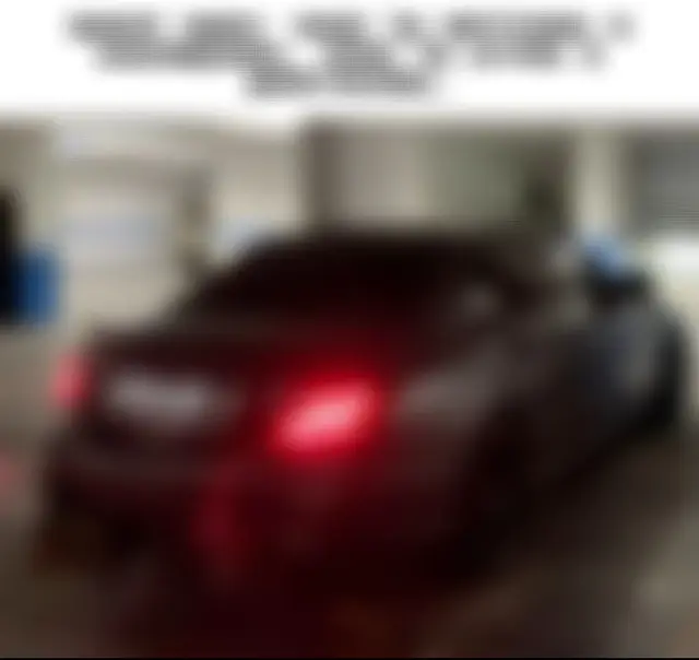 Land Rover Range Rover – это один из самых легендарных внедорожников в истории автомобилестроения. Его имя уже давно стало символом сочетания роскоши, комфорта и уникальных внедорожных возможностей. С момента дебюта в 1970 году Range Rover завоевал репутацию автомобиля, который одинаково хорошо чувствует себя как на престижных городских улицах, так и на самых труднодоступных маршрутах. История и эволюция модели Первое поколение Range Rover появилось более 50 лет назад и стало настоящей революцией. В то время мало кто мог представить внедорожник, сочетающий просторный и удобный салон, мощный двигатель и солидный внешний вид. До этого автомобили подобного класса чаще всего использовались для утилитарных задач, но Range Rover задал новую моду: внедорожник мог быть не только практичным, но и престижным. С годами модель постоянно совершенствовалась. Каждое новое поколение приносило передовые технологии, улучшенные материалы отделки и современные силовые агрегаты. Сегодня Range Rover — это воплощение прогресса британской инженерной школы, где сочетаются традиции и инновации. Дизайн и внешность Внешний вид Range Rover всегда узнаваем. Строгие, но элегантные линии кузова подчеркивают его статус и силу. Автомобиль выглядит внушительно и одновременно утонченно: массивная решетка радиатора, мощные колесные арки и фирменная «парящая» крыша делают силуэт гармоничным. Несмотря на многочисленные обновления, дизайнеры Land Rover сохраняют преемственность, благодаря чему Range Rover всегда остается верен своей философии — это автомобиль, в котором сочетается современность и классика. Интерьер и комфорт Салон Range Rover — это отдельная история. Здесь все продумано до мелочей: качественная натуральная кожа, декоративные вставки из ценных пород дерева и металла, мягкая подсветка, удобные кресла с множеством регулировок и функциями массажа. Тишина в салоне достигается за счет отличной шумоизоляции и двойных стекол, что делает поездки максимально комфортными. Технологичность автомобиля впечатляет. Водитель получает доступ к цифровой приборной панели, мультимедийной системе с несколькими сенсорными экранами, навигации, системам помощи при вождении и премиальной акустике, разработанной в сотрудничестве с брендами мирового уровня. В задней части салона пассажиры могут пользоваться отдельными дисплеями, раскладывающимися сиденьями и климат-контролем, превращая поездку в бизнес-класс на колесах. Двигатели и динамика Современные версии Range Rover оснащаются разнообразными двигателями — от мощных бензиновых и дизельных агрегатов до гибридных и полностью электрических установок. Это позволяет каждому владельцу подобрать оптимальный вариант в зависимости от стиля езды и потребностей. На трассе автомобиль демонстрирует плавность хода, сравнимую с представительскими седанами, а на бездорожье показывает настоящую силу. Система полного привода, фирменный комплекс Terrain Response, адаптивная подвеска и большой клиренс делают Range Rover одним из самых проходимых автомобилей в своем классе. Он способен преодолевать броды, подниматься на крутые склоны и уверенно держаться на рыхлых или скользких поверхностях. Престиж и философия Range Rover – это не просто транспортное средство. Это символ статуса, успеха и уверенности. Владельцы этого автомобиля подчеркивают свой вкус и стремление к совершенству. Он одинаково органично смотрится у дверей делового центра, на загородной трассе или в условиях сурового бездорожья. Заключение Land Rover Range Rover – это автомобиль, который стал легендой еще при жизни. Он вобрал в себя все лучшее от британских традиций и современных технологий. Его невозможно спутать с другим внедорожником, а ощущение, которое дарит поездка на Range Rover, делает его особенным для каждого владельца.