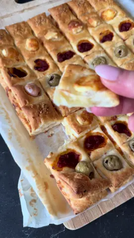 Petits carrés feuilletés 🎄  Trop pratique pour les apéritifs ! À garnir à l’infini !  • 2 pâtes feuilletées rectangulaires  • fromage frais type saint Moret ou chèvre frais  • fromage râpé ( mozzarella ou gruyère )  • pour la garniture j’ai mis : graines de sésame, brie, sauce tomate, olives.  ~ cuisson : 25 à 30 minutes à 180 degrés, four préchauffé !  #feuilleté #noël #recettedenoel 