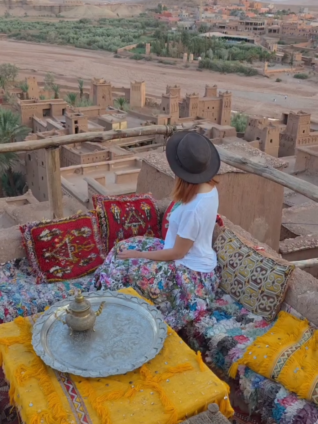 Ksar Aït Ben Haddou, joyau du Sud marocain. Une architecture amazighe unique, bâtie en pisé, qui traverse les siècles sans perdre son âme. Ici, chaque mur raconte la force d’un peuple, son art, sa créativité et son lien avec la terre. Chez Rugatlas, on défend cette richesse culturelle au quotidien. Préservons-la, partageons-la. Abonne-toi pour soutenir le patrimoine amazigh. 💛 #AitBenHaddou #AmazighCulture #PatrimoineAmazigh #Maroc #VisitMorocco 