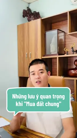 🔥Những lưu ý khi mua đất chung để không rước rủi ro vào người* 1️⃣ Sổ đỏ: Đúng chủ – không tranh chấp – không kê biên – không dính quy hoạch treo. 2️⃣ Quy hoạch: Xem kỹ mục đích sử dụng đất, có tách thửa được không, có nằm trong quy hoạch giao thông – hạ tầng không. 3️⃣ Hợp đồng: BẮT BUỘC công chứng. Tuyệt đối không ký giấy tay, không đặt cọc cho người không phải chủ. #luatsuhung#muadat #batdongsan #phaplybatdongsan #luuykhi_muadat