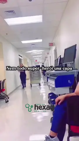 Nem todo super-herói usa capa — muitos vestem um jaleco branco. 🩺✨ Eles correm contra o tempo, enfrentam o improvável e salvam vidas todos os dias. Se esse também é o seu propósito… Se você nasceu para cuidar, proteger e fazer a diferença… Se a Medicina te chama, nós estamos aqui para te ajudar a realizar esse sonho. Sua jornada pode começar agora. Prepare-se no cursinho pré-vestibular líder em aprovações em Medicina Pública. O Concurso de Bolsas para o Extensivo 2026 do Hexag Medicina está aberto. Clique no link da bio e faça sua inscrição. Faça acontecer, faça Hexag! 💚🚀 #hexag #hexagmedicina #cursinhoparamedicina 
