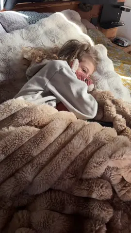 Margot et Léa ouvrent leurs calendriers de l’avent. Léa malade à l’école 