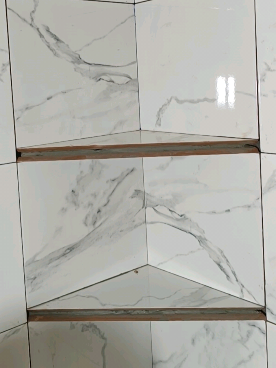 ليس بسهل صنع مكانة دش من بلاط السيراميك في هذه الزاوية 