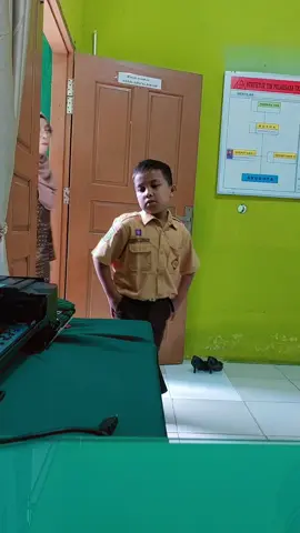 Petugas UKS menerima pasien Ngantuk berat