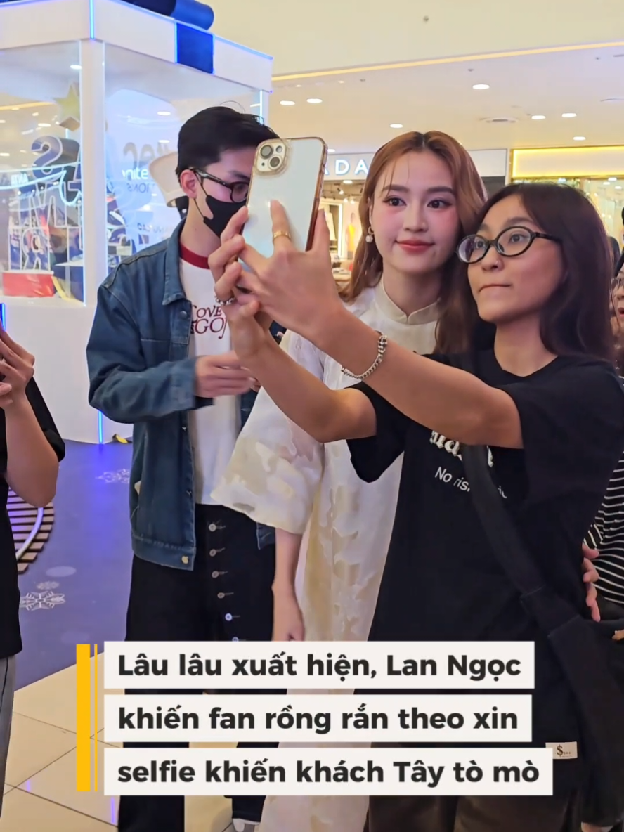 Lan Ngọc siêu thân thiện không nỡ từ chối fan dù đang gấp ra về  #ninhduonglanngoc #lanngoc #hoangtuquy #fyp #tiktokgiaitri 
