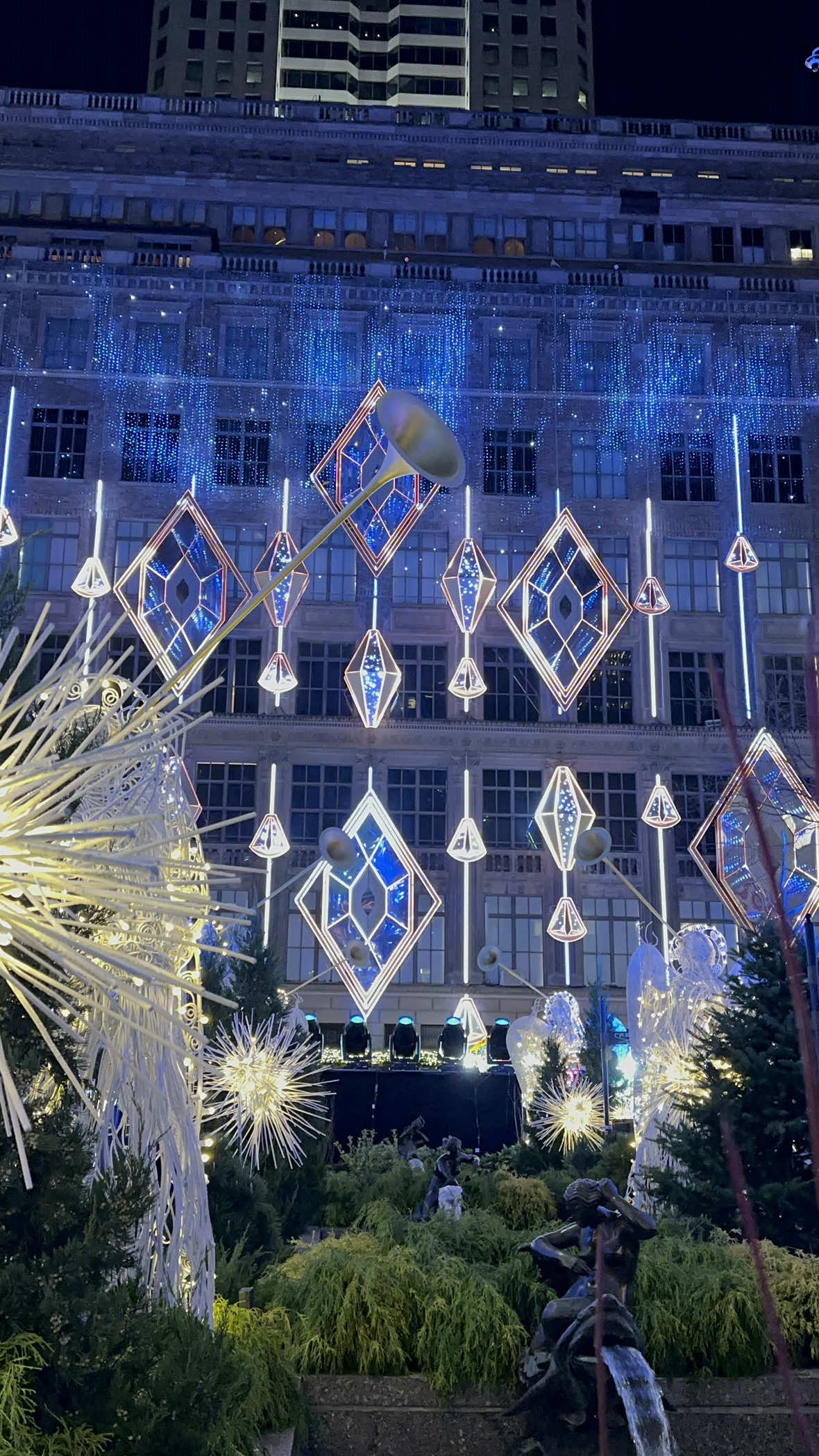 Si vienes a Nueva York en Navidad, este es el espectáculo que no te puedes perder. Cada noche, la icónica fachada de Saks Fifth Avenue se transforma en un show mágico de luces, música y espíritu navideño… ¡y lo mejor es que es totalmente gratis! 💫 🕚 Horario: Todos los días, cada 10 minutos, desde las 5:00 p.m. hasta las 11:00 p.m. 📍 Ubicación: 611 5th Avenue (justo frente al Rockefeller Center) ⏳ Duración: 3–4 minutos 🎁 Precio: Gratis ✨ Este espectáculo es uno de esos momentos donde Nueva York brilla diferente: luces, música y esa vibra navideña que te hace sentir dentro de una película. 🎬❄️ Dime… ¿vas a venir a NYC esta Navidad? 🎄✨ Si quieres más tips, rutas navideñas y lugares gratuitos para disfrutar la ciudad como un local, sígueme y no te olvides de solicitar mis servicios para que vivas Nueva York conmigo.  . . . . . . #nuevayork #lalongaennyc #christmas #nyc #sacks 