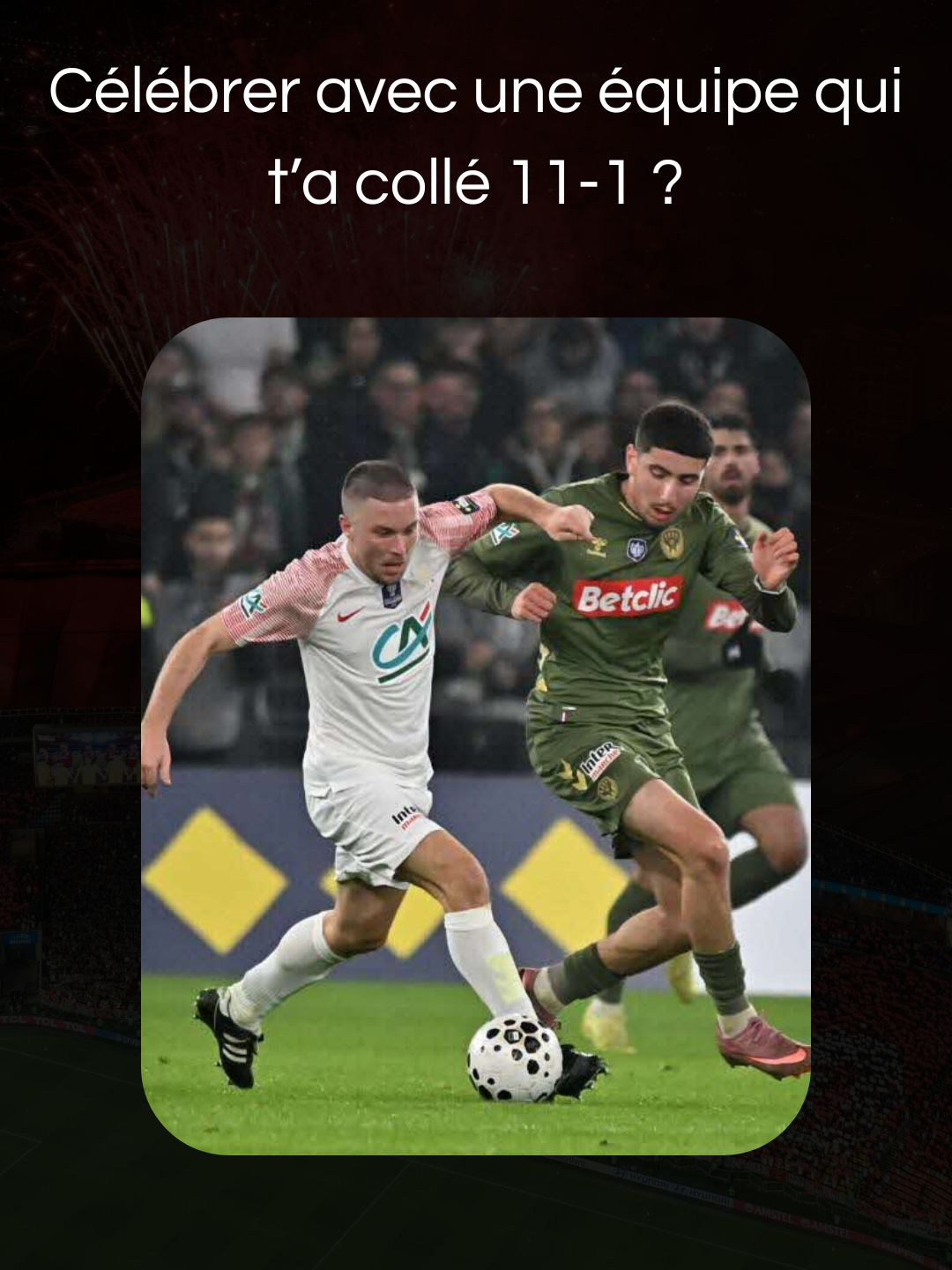 L’AS Saint-Étienne a écrasé l’US Ecotay-Moingt 11-1 en Coupe de France, dans un Geoffroy-Guichard plein pour vivre ce derby ligérien très particulier. Les Verts menaient déjà 7-0 à la mi-temps face au club de Régional 3, avec notamment un énorme match de Ben Old, auteur d’un quadruplé, et une équipe stéphanoise qui a joué le coup à fond malgré l’écart de niveau. Pour Ecotay, c’était le match d’une vie : affronter leur club de cœur dans le Chaudron, devant des milliers de personnes, restera gravé quelle que soit la violence du score.   Sur les réseaux, un tweetos a pourtant critiqué les scènes de fête après la rencontre, expliquant qu’un joueur qui prend 11-1 ne devrait jamais célébrer, peu importe le contexte. On a effectivement vu des images où joueurs de l’ASSE et d’Ecotay se retrouvent ensemble sur la pelouse, sourires, applaudissements, photos et maillots échangés. Mais la réalité, c’est qu’un match comme ça dépasse juste le tableau d’affichage : quand tu es amateur, que tu joues à Geoffroy-Guichard, que tu affrontes ton club de toujours, ce n’est pas un simple match perdu, c’est un rêve de gosse qui se réalise. Oui, il y a la notion de compétition, de fierté, de score lourd. Mais à un moment, sur une soirée comme ça, tu profites. Pour beaucoup de joueurs d’Ecotay, c’est peut-être l’un des plus beaux jours de leur vie de footballeur, juste derrière un mariage ou la naissance des enfants. Vouloir leur interdire de sourire, de célébrer le moment, sous prétexte qu’ils ont pris 11, c’est passer complètement à côté de ce que représente la Coupe de France et de ce que le football amateur vit dans ces affiches de rêve. #ASSE#EcotayMoingt#CoupedeFrance#footballamateur#GeoffroyGuichard