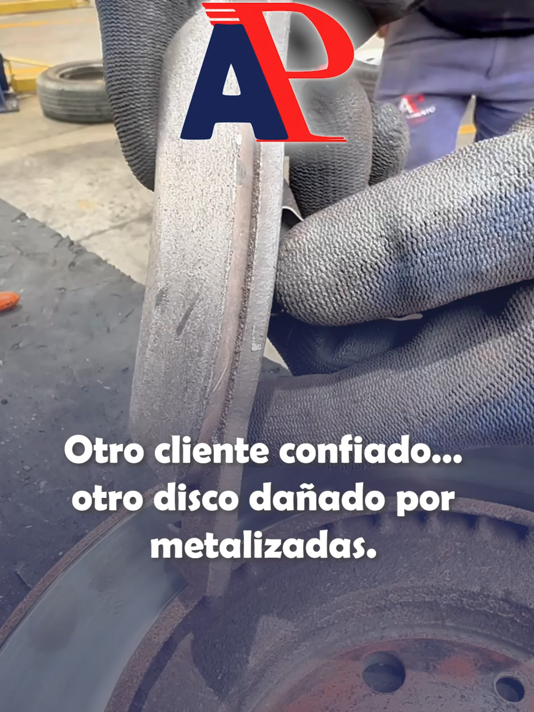 Las pastillas metalizadas siempre salen ‘baratas’😨… hasta que dañan tus discos y terminas gastando más.🚘🅰️🅿️ #frenos #alineamientopisfil #tallermecanicoautomotriz #mecanicodeltiktok #tallerautomotriz #car #taller #mechanic #reparación
