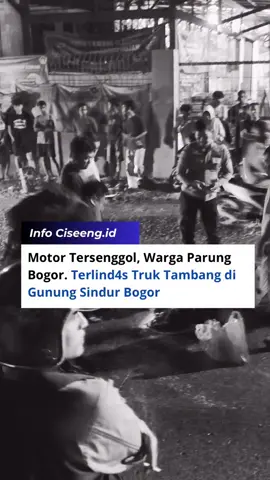 Gunung Sindur, Kabupaten Bogor — Kecelaka4n terjadi di Jalur Perumpung, Gunung Sindur, pada Selasa (2/12/2025). Insiden ini melibatkan rombongan tiga sepeda motor dan sebuah truk tambang yang melintas dari arah berlawanan. Berdasarkan keterangan di lokasi, tiga motor diketahui melaju beriringan. Motor pertama berhasil melintas aman, namun pengendara motor kedua mengalami nasib nahas setelah tersenggol oleh motor ketiga yang berada tepat di belakangnya. Penyebab pasti senggolan tersebut hingga kini masih dalam penyelidikan aparat. Akibat tersenggol, motor kedua hilang kendali dan banting setir ke arah kanan. Pada waktu bersamaan, sebuah truk tambang datang dari arah berlawanan sehingga tabrakan tidak dapat dihindari. Motor kedua terlindas truk, dan pengendaranya MD di tempat kejadian. Korban diketahui merupakan warga Kecamatan Parung, Kampung Jati Waru, RT 03 RW 02, Desa Waru. Saat ini kasus kecelakaan tersebut ditangani oleh pihak kepolisian untuk pendalaman lebih lanjut. #ciseeng #gunungsindur #infociseengid #bogor #parung