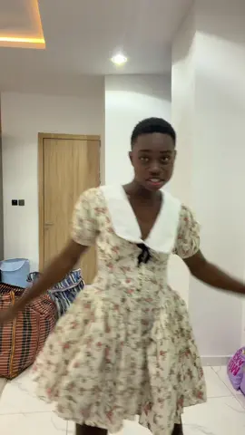 I find out I no get cloth again so I borrow this from her 😂