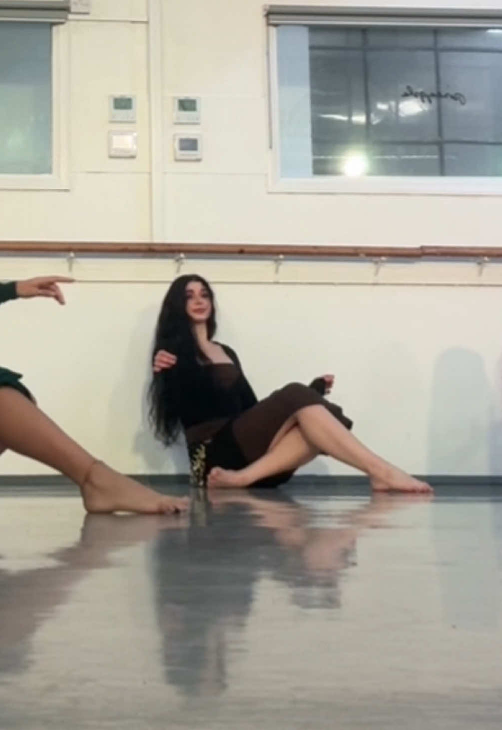 How much more can one fall in love with this world of bellydance? 😍  Kawleeya was so much fun 🥰 Choreo by @Leilah Isaac 💕 #sajida #iraqi #kawleeya #bellydance #crazyhair 