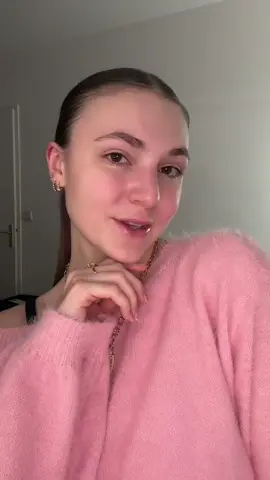 J’ai réussi à être dans les temps je pars rejoindre mes copines il est 18h42 yeahhhh bisous mes Laurette 🎀 #grwm #grwmmakeup 