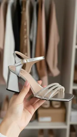 Sandália de Salto Bloco Metalizada com Tiras de Strass e Pedrarias e Fivela Traseira 😍🌹 #sapatos #lookdodia #modafeminina #moda #mulher 