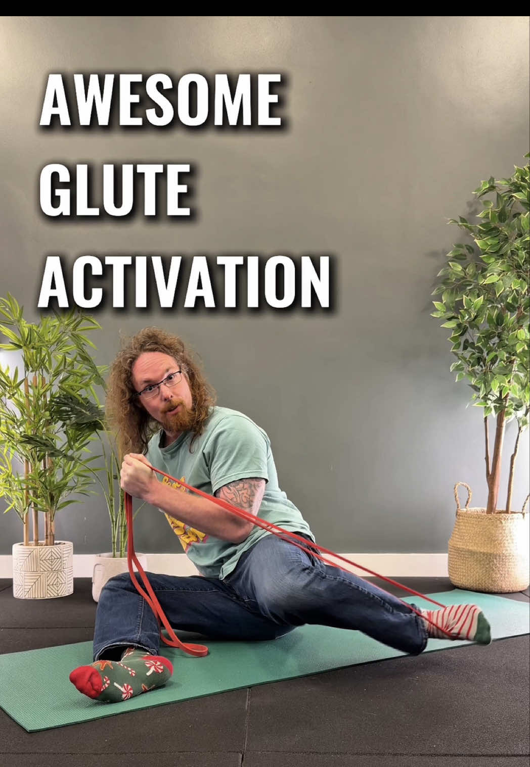 An easy win for your glutes and hip stability!  Many people over-rely on hip flexors or adductors when the hip internally rotates, so glute activation in this position teaches the body to contract together and stabilise the hip even when the femur is internally rotated 💪🏼 Really useful for squatting, lunging, and running, where the hip goes through lots of rotation, plus a lot of sports or performing arts can require good force production in internally rotated positions so it is great to get more exposure to it!  I call it the 90/90 Resisted Push Back 😄 #glutes #gluteactivation 